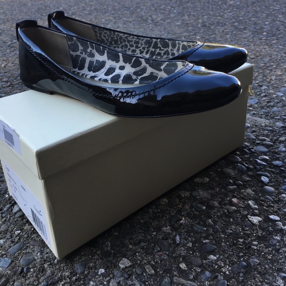 💥FREE SHIPPING on 2 or more items       Coach 🖤 black patent flats - Picture 1 of 4